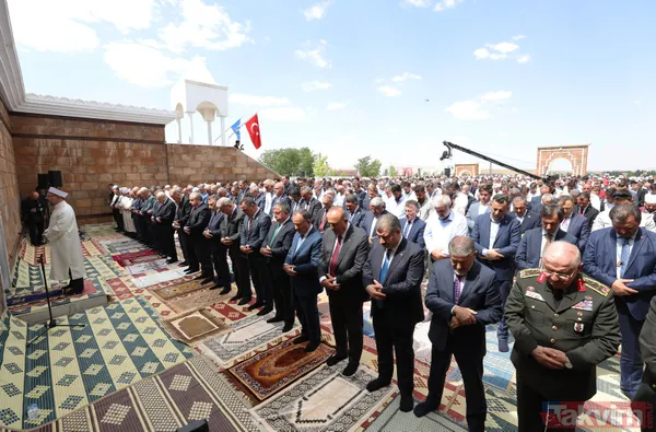 Malazgirt Zaferi'nin 951. yılı! Başkan Erdoğan cuma namazını zafer meydanında kıldı - 34