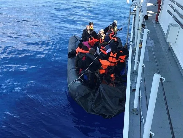 Son dakika: Çanakkale açıklarında Yunanistan tarafından Türk kara sularına itilen 145 sığınmacı kurtarıldı-1