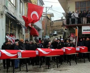 Deprem şehitlerine Çanakkale'de son veda! Oğlunun ve torunlarının tabutlarına sarılıp gözyaşı döktü