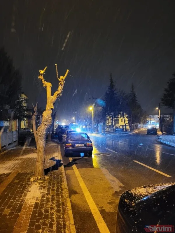 Meteorolojinin uyarıları sonrası Afyonkarahisar'da beklenen kar yağışı başladı. Yağışla birlikte kent merkezi adeta beyaza büründü. Yağışkent merkez ile...