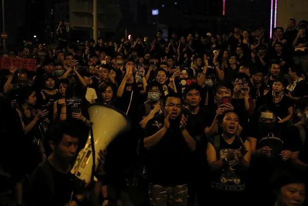 Hong Kong'da gösteriler devam ediyor! 2 milyon kişiyle gözdağı-1
