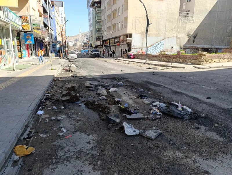 Son dakika: Van ve Hakkari'de DEM'li bölücüler sokaklarda terör estirdi: 6 ilde 89 kişi gözaltına alındı | Valilik duyurdu: 15 gün yasak-16