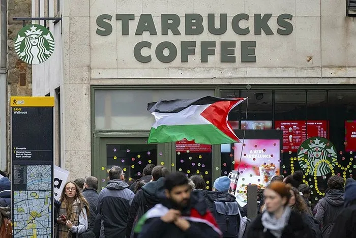 londrada-filistin-icin-insan-seli-ateskes-oylamasina-veto-veren-abd-ve-cekimser-oy-kullanan-ingiltereye-tepki-1702142315239.jpeg Londra'da Filistin için insan seli! ABD ve İngiltere'ye BMGK tepkisi: Sizden utanç duyuyoruz-13