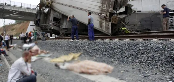 İSPANYA'DA VAGONLARIN RAYDAN ÇIKMASI SONUCU MEYDANA GELEN TREN KAZASINDA 78 KİŞİ ÖLDÜ