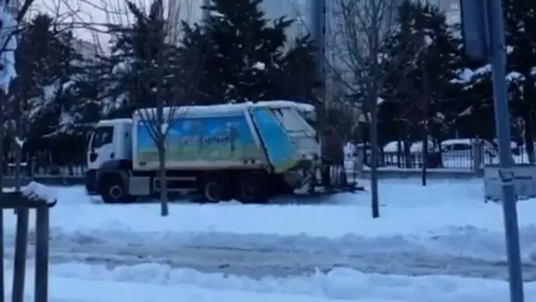 kar-yagisi-bitti-istanbullunun-cilesi-sona-ermedi-iett-seferleri-aksadi-otobusler-kaderine-terkedildi-1643202844853.jpg Kar yağışı bitti İstanbullu'nun çilesi sona ermedi! İETT seferleri aksadı otobüsler kaderine terkedildi-3