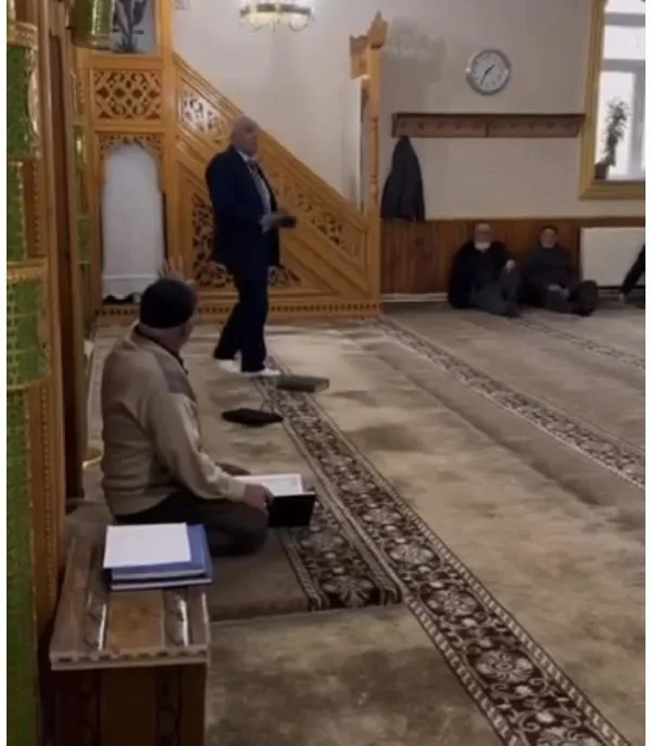 Kur'an-ı Kerim'e alçak saldırı! 3 kez kez öptükten sonra ayağı ile bastı: Gözaltına alındı-4