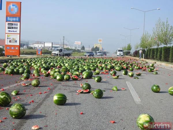 Çorum'da TIR devrildi, yol karpuz tarlasına döndü - 2