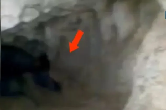 Gelen sesler üzerine mağaraya giren köylüler şoke oldu! İnsan benzeri bir suret...