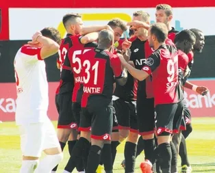 Gençler tek attı gruba kaldı