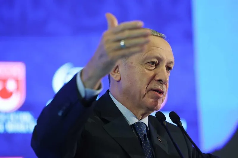 baskan-erdogandan-kadem-5-olagan-genel-kurulunda-onemli-aciklamalar-canli-yayin-1745064301012.jpeg Başkan Recep Tayyip Erdoğan, İstanbul'daki Atatürk Kültür Merkezi'nde (AKM) düzenlenen KADEM'in 5. Olağan Genel Kurulu'na katılarak konuşma yaptı (AA)