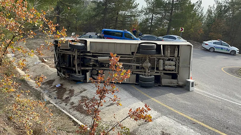 Sakarya'da öğrencileri taşıyan midibüs devrildi (AA)