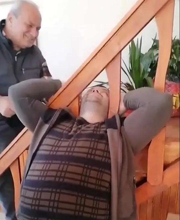 rize-kafasi-merdiven-korkuluguna-sikisan-vatandas-gulumsetti-1641715897848.jpg Rize'de kafası merdiven korkuluğuna sıkışan vatandaş gülümsetti-3