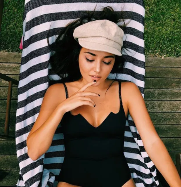 Giydiği kıyafet olay oldu - 5