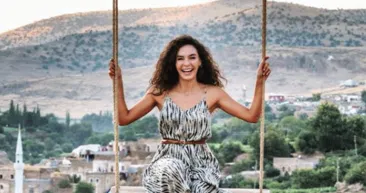 Hercainin güzellerinden çok konuşulan havuz başı pozu! Ebru Şahin ile Oya Unustası sosyal medyayı salladı!