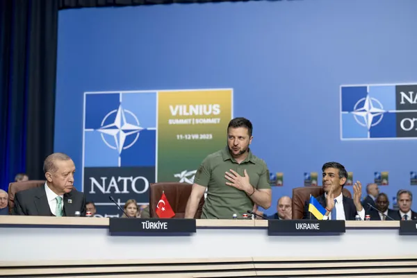 Ukrayna Devlet Başkanı Volodimir Zelenskiy'nin 'yalnız' pozunun perde arkası: Ukrayna cephesi bastırdı NATO rest çekti-16