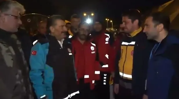 ates-basinda-korku-dolu-anlar-saglik-bakani-fahrettin-kocanin-yaninda-patladi-1676499407512.jpg Ateş başında korku dolu anlar! Sağlık Bakanı Fahrettin Koca'nın yanında patladı-2