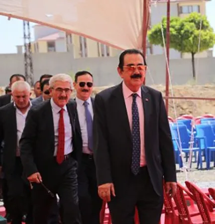 vanda-asiret-dugunundeki-takilar-dudak-ucuklatti-4-milyon-250-bin-tl-acilmayan-2-bin-zarf-ve-5-kilo-altin-1661952961337.jpg Van'da aşiret düğünündeki takılar dudak uçuklattı! 4 milyon 250 bin TL açılmayan 2 bin zarf ve 5 kilo altın-2