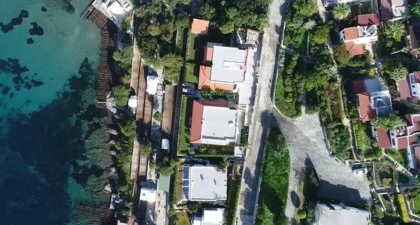 sozcu-yazari-yilmaz-ozdilin-kacak-villasi-sabah-droneu-ile-havadan-goruntulendi-1588684180527.jpg