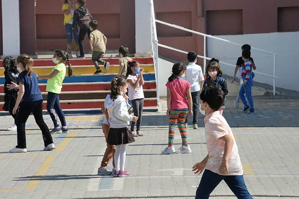 izmir-okullar-ne-zaman-acilacak-deprem-sonrasi-izmir-yuz-yuze-egitim-ne-zaman-basliyor-1604733170366.jpg İzmir okullar ne zaman açılacak? Deprem sonrası İzmir yüz yüze eğitim ne zaman başlıyor?-3