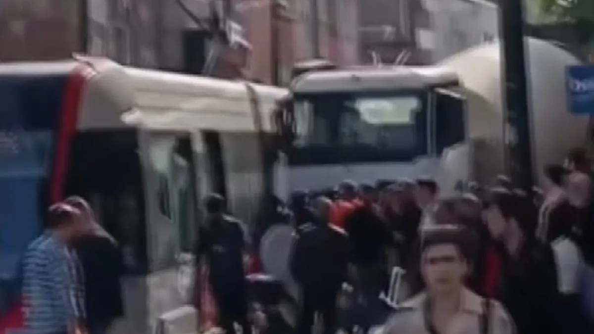 İstanbul Zeytinburnu'nda feci kaza! Beton mikseriyle tramvay kafa kafaya girdi: Camlar kırıldı, vatandaşlar...