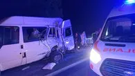 TIR minibüse çarptı