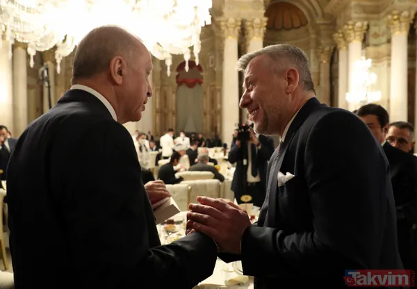 Hakan Ural Dolmabahçe Sarayı’nda gerçekleşen iftardan Başkan Recep Tayyip Erdoğan ile fotoğrafını paylaştı: "Sevmek ayıp mı yahu" - 50