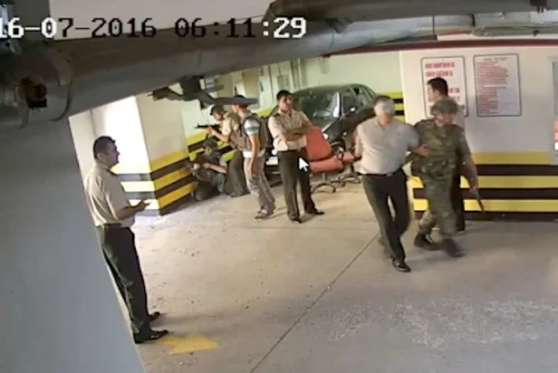 Görüntüleri ortaya çıktı! FETÖ'cü darbeciler rehineleri 'canlı kalkan' yapmışlar-6