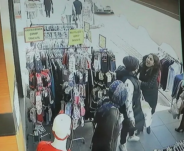 yuzsuz-hirsiz-caldigi-esofmanla-magazanin-onunden-gecti-yakayi-ele-verdi-1635513769321.jpg Yüzsüz hırsız! Çaldığı eşofmanla mağazanın önünden geçti! Yakayı ele verdi-2