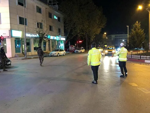 son-dakika-turkiye-genelinde-sokaga-cikma-kisitlamasi-basladi-saat-kaca-kadar-surecek-hangi-isletmeler-acik-olacak-1606061276000.jpeg Son dakika: Sokağa çıkma kısıtlaması başladı! Saat kaça kadar sürecek? Hangi işletmeler açık olacak? İşte tüm detaylar-3