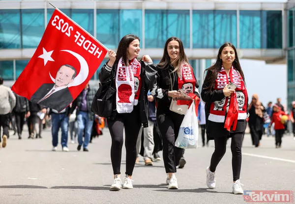 Gün vatan günü! İstanbul'da kutlu zaferin ayak sesleri: Milli irade direnişin sembolü Atatürk Havalimanı'nda Başkan Erdoğan'ı kucakladı - 14