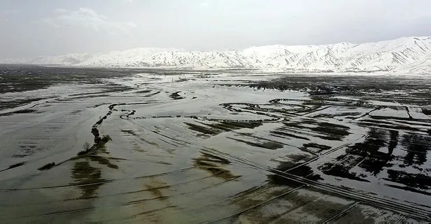 Hakkari’de dere taştı! Evler ve ova sular altında kaldı