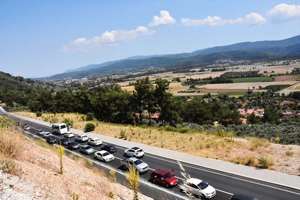 Muğla Akyaka'da tatilciler uzun araç kuyrukları oluşturdu! 3 saatte 30 bin araç geçti-3