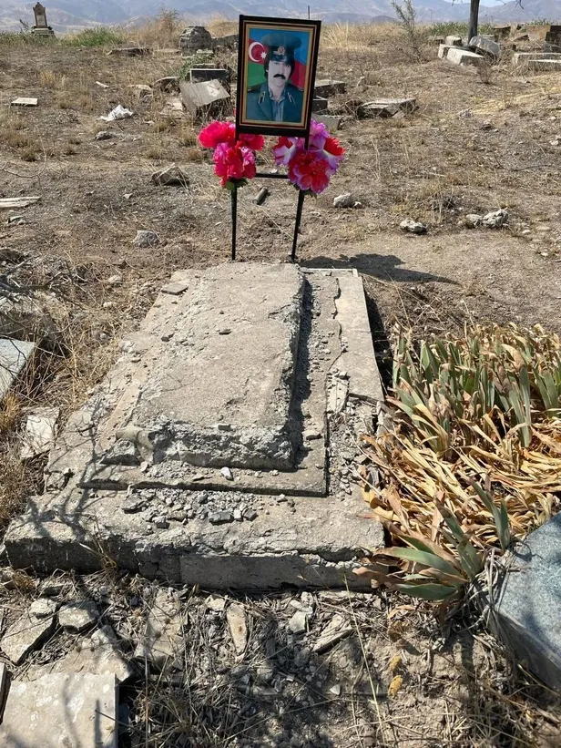 ermenistanin-isgal-ettigi-karabagdan-cekilmeden-once-uzum-baglarini-ve-tarlalari-patlayicilarla-yok-ettigi-ortaya-cikti-1630522428749.jpeg Ermenistan'ın işgal ettiği Karabağ'dan çekilmeden önce üzüm bağlarını ve tarlaları patlayıcılarla yok ettiği ortaya çıktı!-4