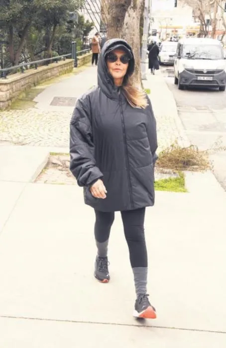 Güzel oyuncu Serenay Sarıkaya'nın kıyafeti baharı getirmiş dedirtti-3