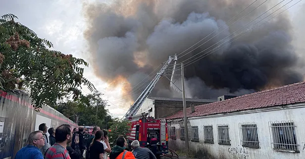 Son dakika: İzmir'de depo yangını