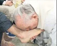 12 tutuklunun ayağını öptü