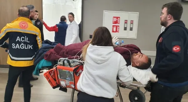 yarali-olarak-getirilen-minik-eymenin-baba-diye-aglamasi-yurek-parcaladi-1675827762929.jpg Yaralı olarak getirilen minik Eymen’in 'baba' diye ağlaması yürek parçaladı-2