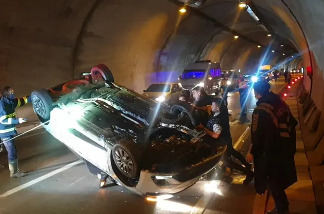 Sinop - Samsun karayolunu trafiğe kapatan kaza! Kontrolden çıkan araç takla attı