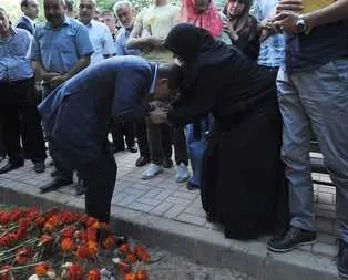 Davutoğlu şehit annesinin elini öptü