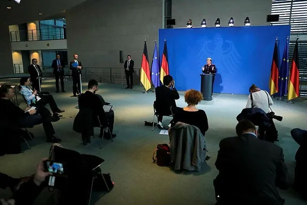 Merkel'in düzenlediği basın toplantısında dikkat çeken oturma düzeni-1