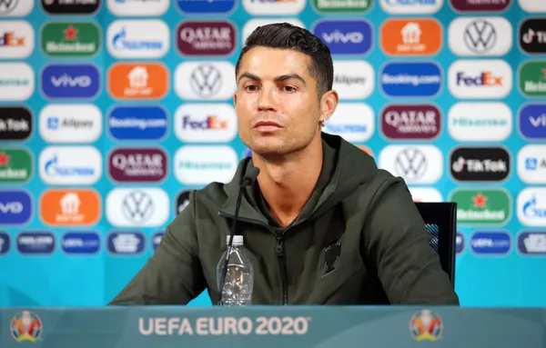 ronaldonun-icmeyin-demesi-coca-colaya-4-milyar-dolar-kaybettirdi-1623826348194.jpg Ronaldo'nun 'içmeyin' demesi Coca Cola'ya 4 milyar dolar kaybettirdi-6