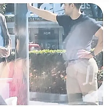 hadise-ve-mehmet-dincerler-arasindaki-kriz-buyuyor-unlu-popcu-adliyenin-yolunu-tuttu-1663185505908.jpeg Hadise ve Mehmet Dinçerler krizi iş insanına yaradı! 'Boşanma' iddiaları arasında açtığı yeni mekan dikkat çekti-13