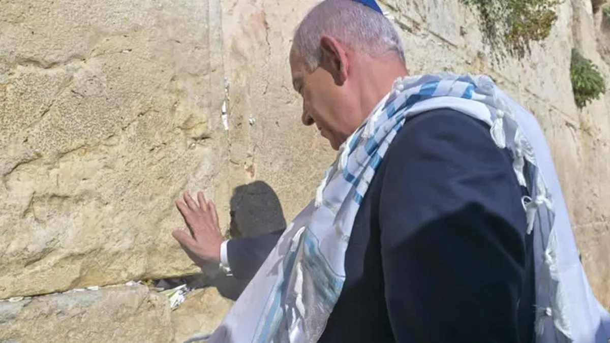 ABD İran'ın nükleer tesislerini vurdu Netanyahu ağlama duvarında Trump'a dua etti! Bıraktığı notta ne yazıyor?