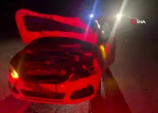 Çorum’da otomobil yola çıkan danaya çarptı: 2 yaralı