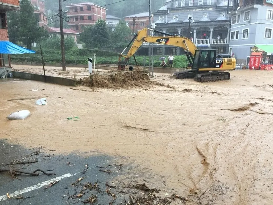 Rize’yi sel vurdu! Evleri su bastı  - 18