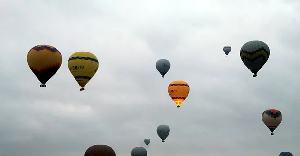 Kapadokya'da gökyüzü balonlarla renklendi