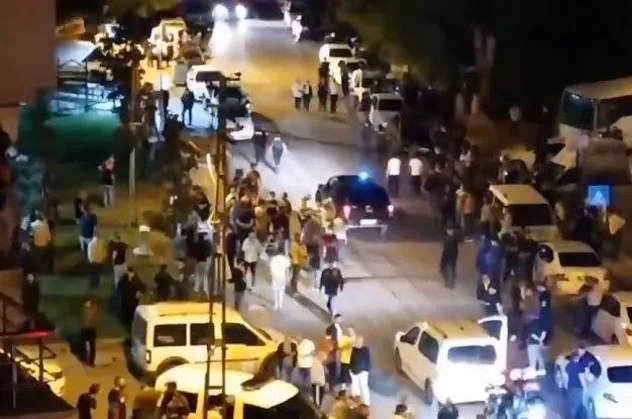 Almanya çalışanı Nevşin Mengü Altındağ'daki ırkçı kalabalığı Suriyeli mazlumların üzerine saldı
