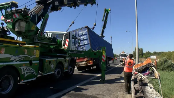 temde-tir-devrildi-otoyolun-edirne-istikameti-kapandi-1662633043652.jpg TEM'deki kazada TIR kaldırıldı: Otoyolun Edirne istikameti açıldı-3