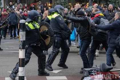 Dehşet anları! Hollanda’da polisten protestoculara hem köpekli hem coplu müdahale! Kolunu parçaladı