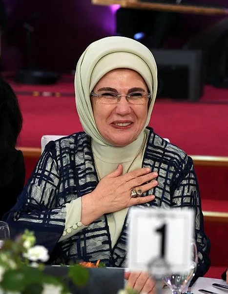 emine-erdogan-kadin-ve-adalet-zirvesinin-gala-yemeginde-konustu-dik-durusumuzu-tum-dunyaya-anlatabilmemiz-lazi-1667681028072.jpeg